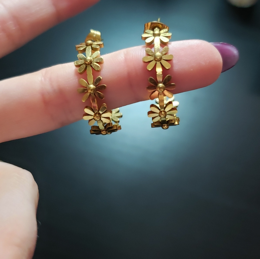 Gold daisy hoop earrings
